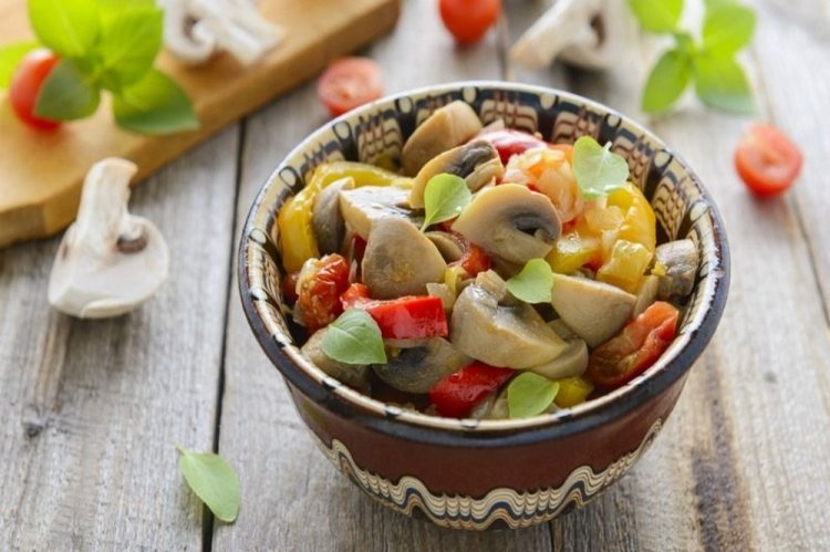 Salad with Vegetables, Watercress, and Mushrooms