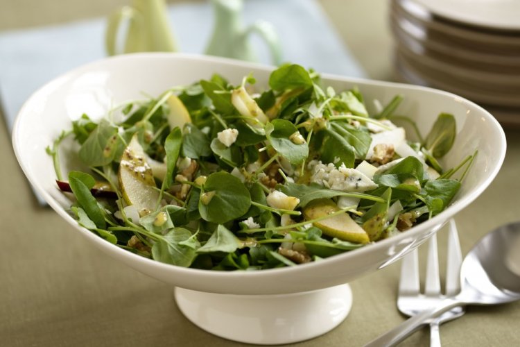 Green Salad with Pear and Soft Cheese