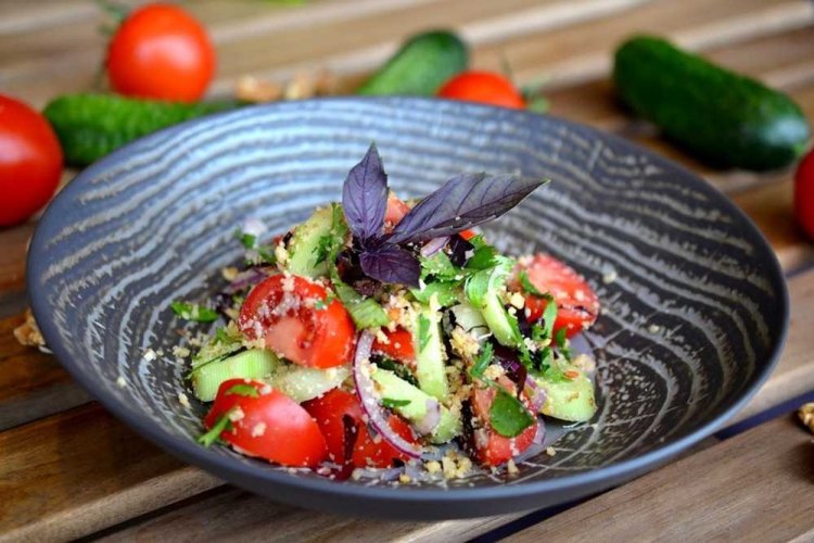 Salad with Tomatoes, Cucumbers, and Walnuts