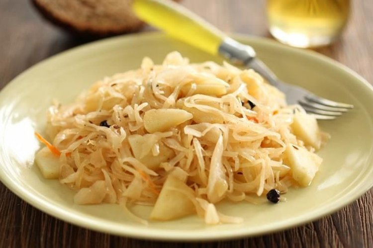 Quick Pickled Cabbage with Apples