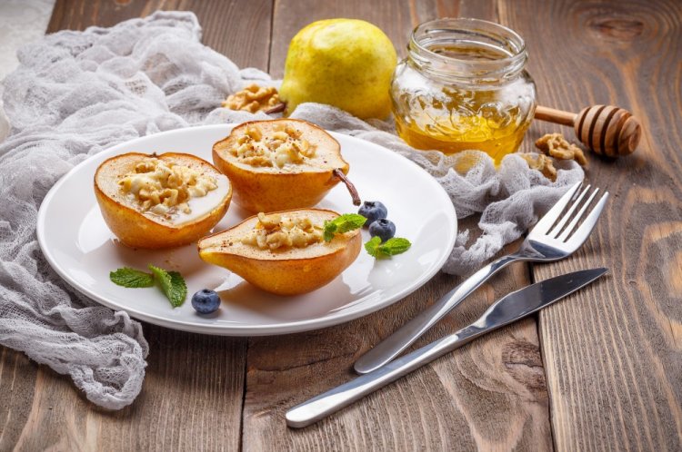 Baked Pear with Honey and Nuts