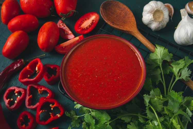 Satsébeli de tomate para el invierno