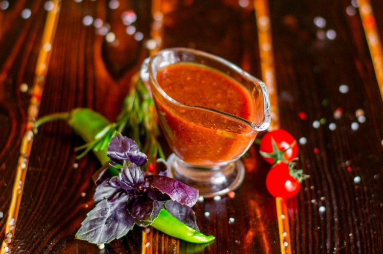 Satsébeli con chile y albahaca para el invierno