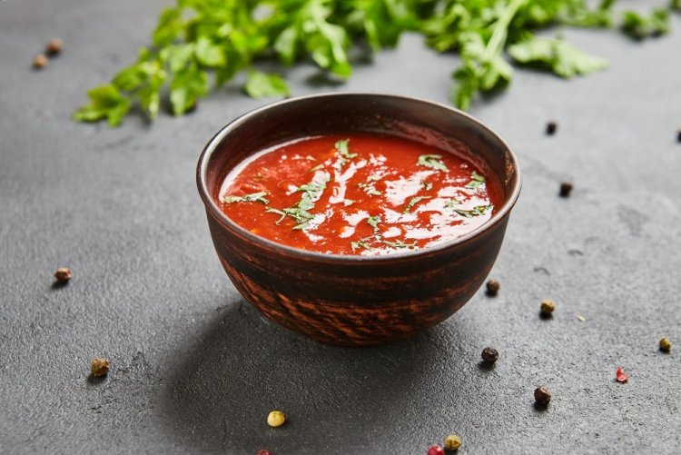 Satsébeli con pasta de tomate para el invierno