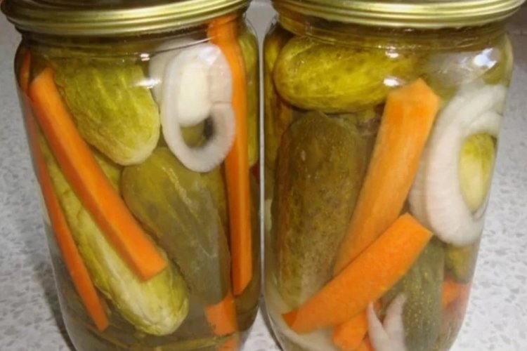 Cucumbers with Onion and Carrots Without Sterilization