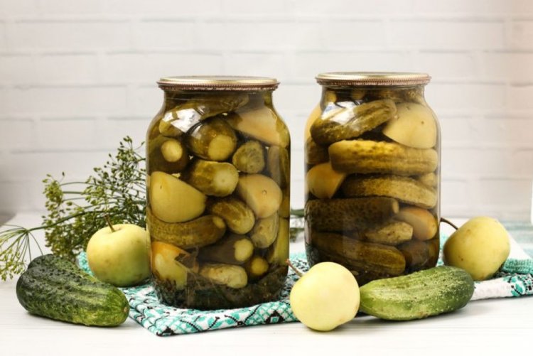 Cucumbers with Apples for Winter Without Sterilization