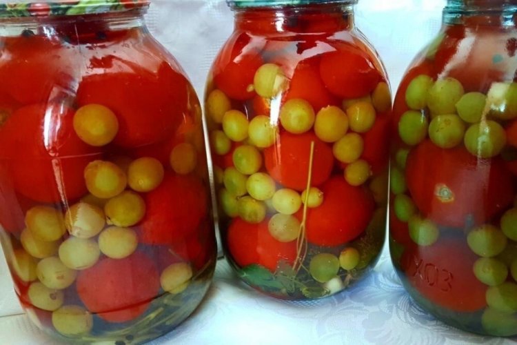 Pickled Tomatoes with Grapes for Winter
