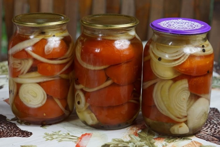 Spicy Tomatoes with Onions without Sterilization
