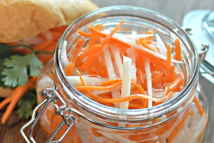 Ensalada de daikon con cebolla y zanahoria para el invierno
