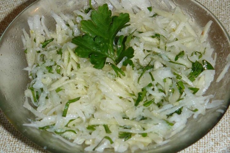Daikon rallado con hierbas para el invierno