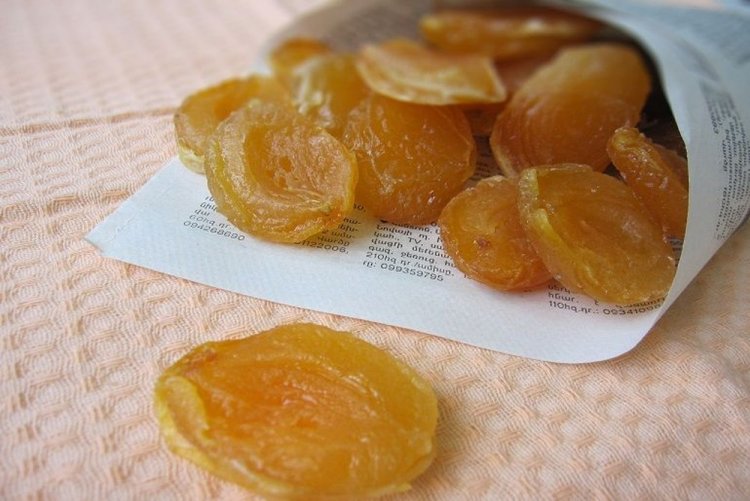 Fruta confitada de albaricoques en deshidratador