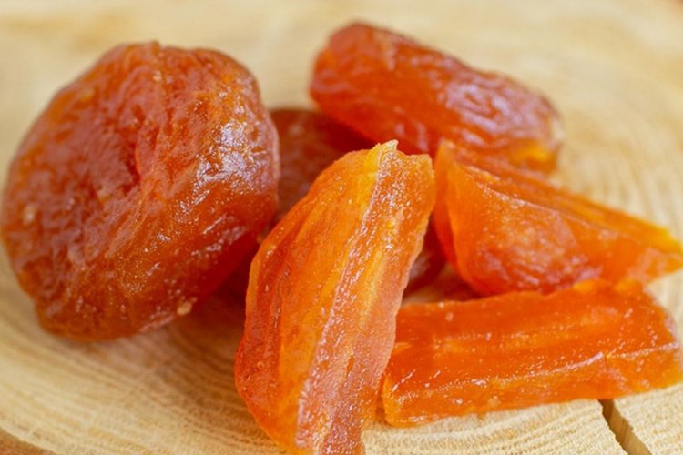 Fruta confitada de albaricoques en el horno
