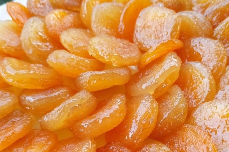 Fruta confitada de albaricoques con zumo de limón