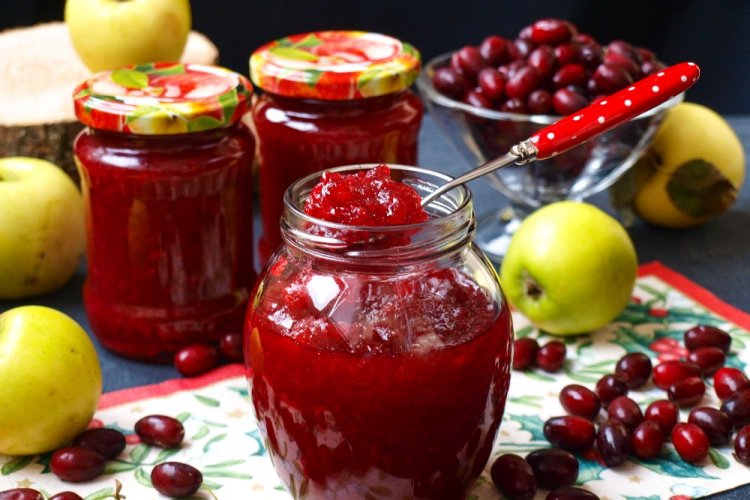Cornelian Cherry Jam with Apples