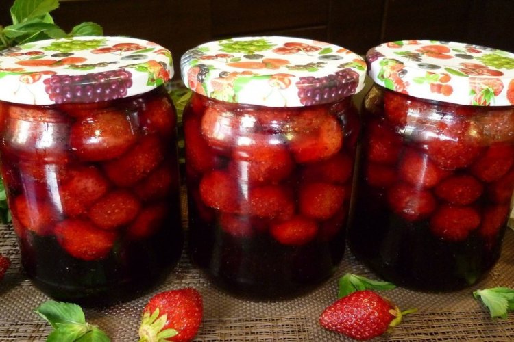 Wild Strawberries in Juice for Winter