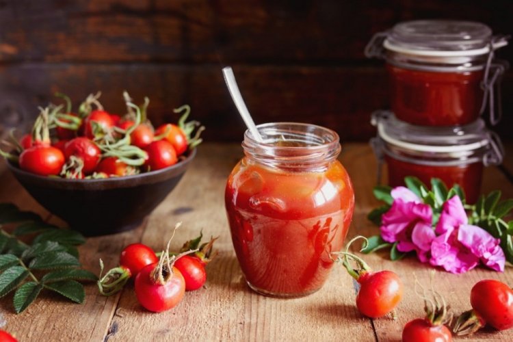 Mashed Rosehips with Sugar for Winter