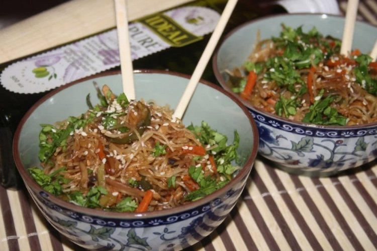 Rice Noodles with Mushrooms and Teriyaki Sauce