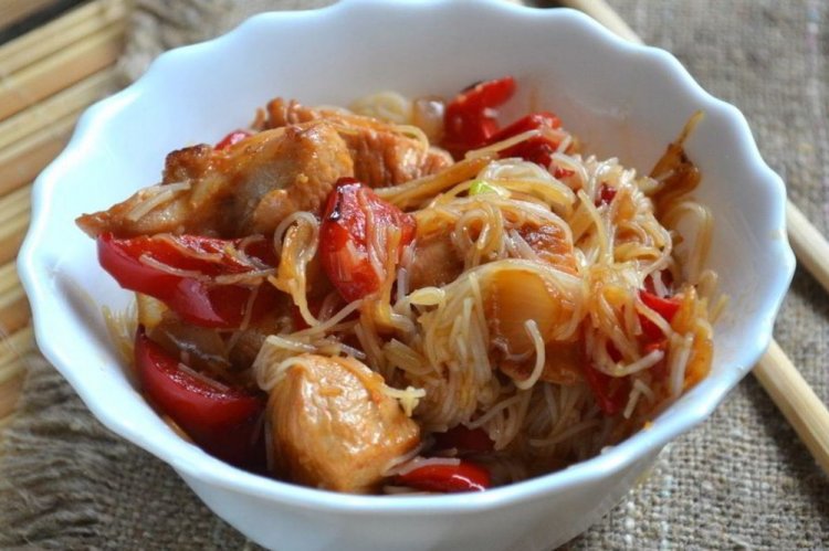 Rice Noodles with Chicken and Tomatoes