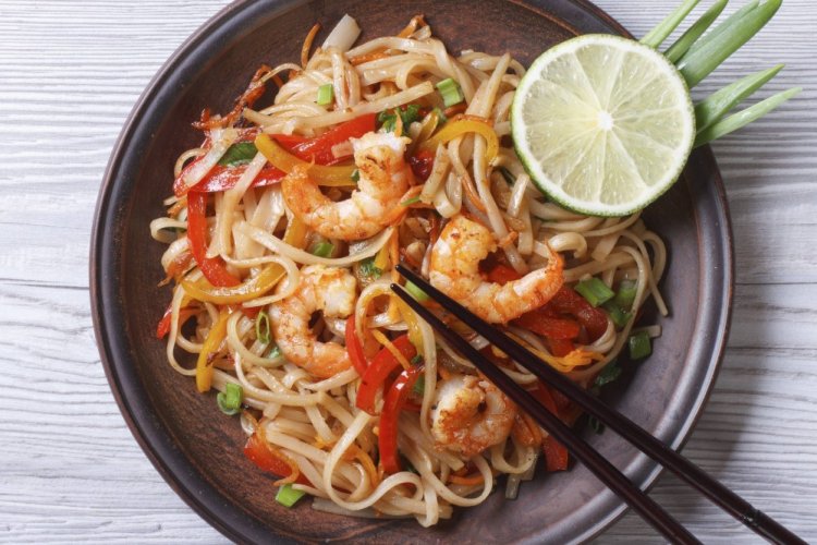 Rice Noodles with Shrimp and Bell Pepper
