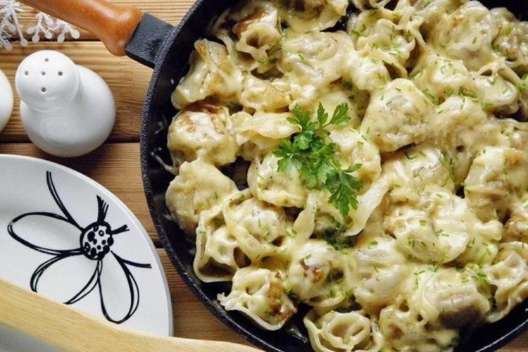 Fried Dumplings with Cheese and Cream Sauce