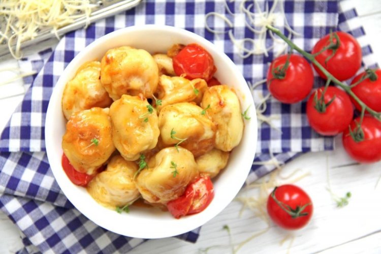 Fried Dumplings with Tomatoes in Cream Sauce