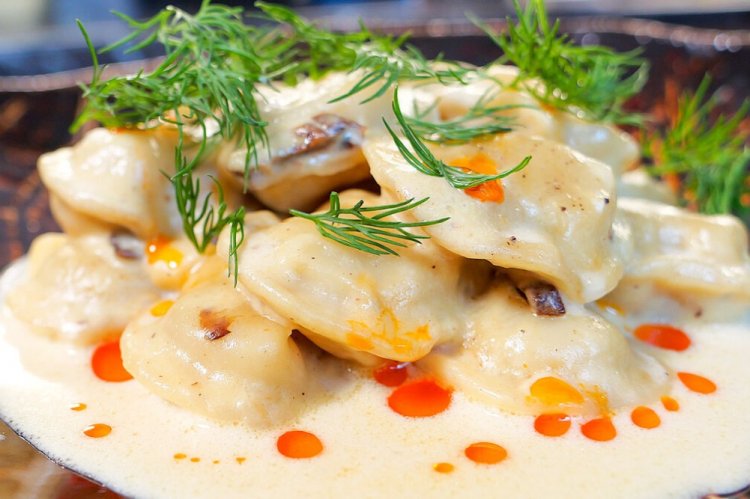 Fried Dumplings with Mushrooms and Cream Sauce