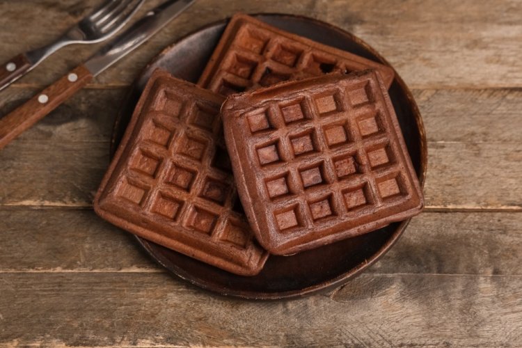 Gofres de chocolate con queso crema y mantequilla