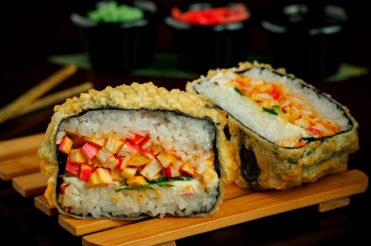 Sushi burger con palitos de cangrejo y camarones