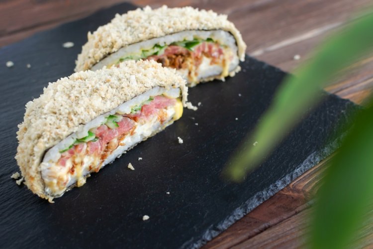 Sushi burger con salmón y aguacate