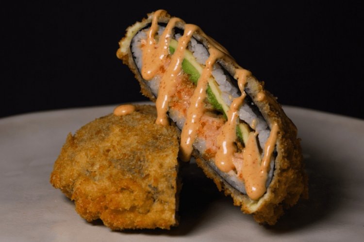 Sushi burger con palitos de cangrejo y pepino