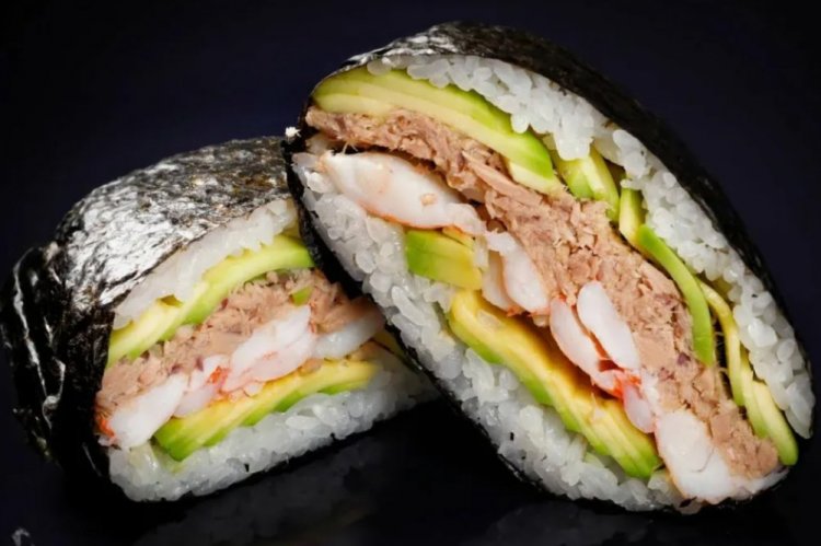Sushi burger con atún enlatado