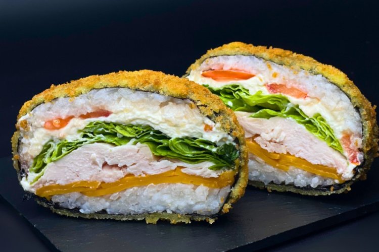 Sushi burger con pollo ahumado