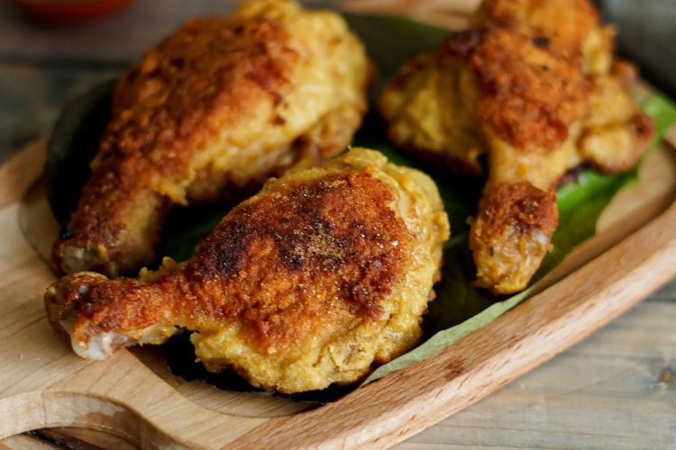 Muslos de pollo fritos rebozados con mayonesa