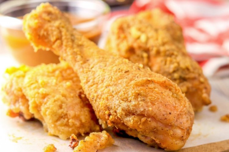 Muslos de pollo rebozados con crema agria en sartén