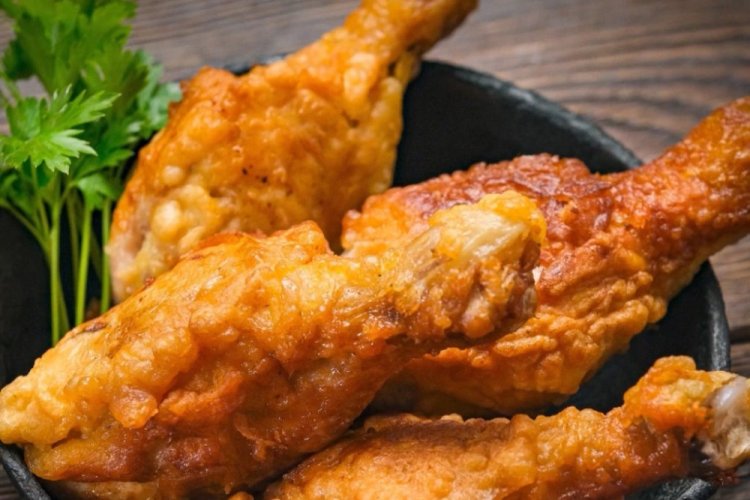 Muslos de pollo fritos rebozados con maíz