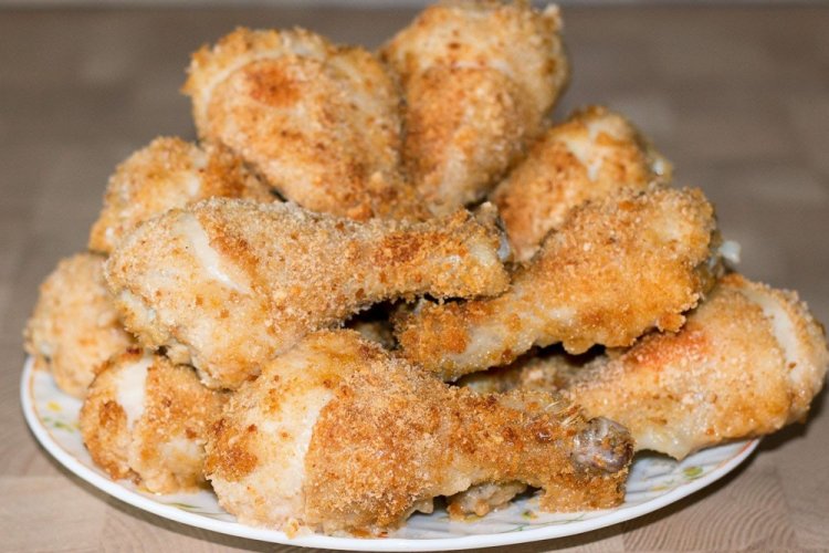 Muslos de pollo en empanado especiado en sartén