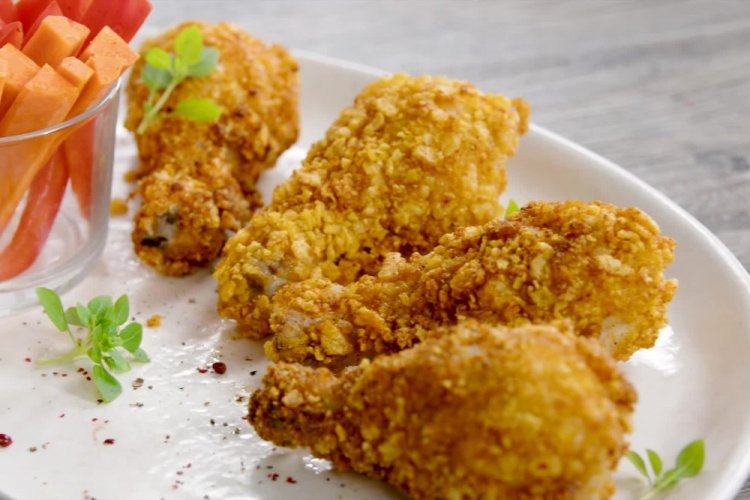 Muslos de pollo fritos en empanado de maíz
