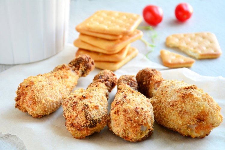 Muslos de pollo con mayonesa y empanado en sartén