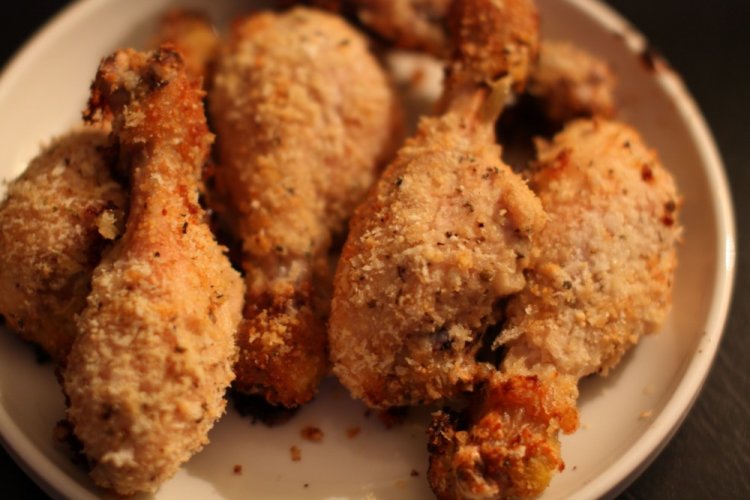 Muslos de pollo en kéfir y empanado de harina en sartén