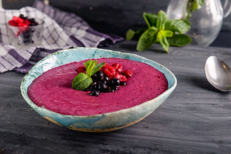 Blackcurrant and Flax Seed Smoothie Bowl