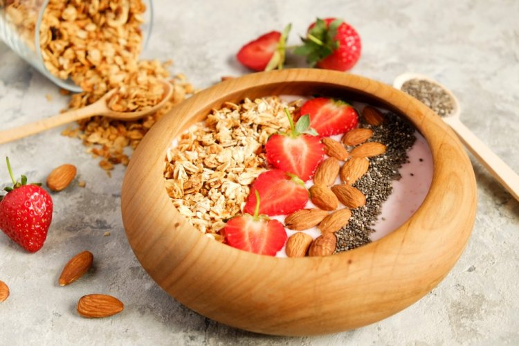 Oatmeal and Strawberry Smoothie Bowl