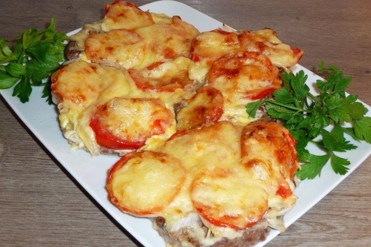 Potatoes with Meat and Tomatoes in the Oven