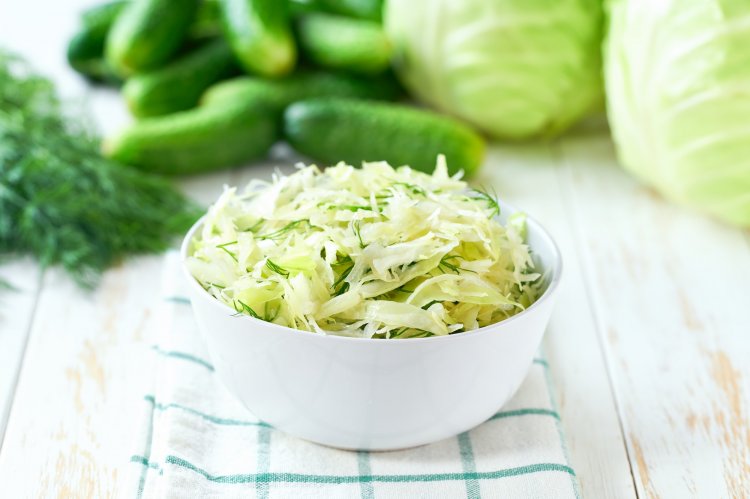 20 ensaladas de col y pepino que se preparan en un par de minutos