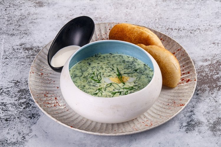 Okroshka con salchicha y Ayran
