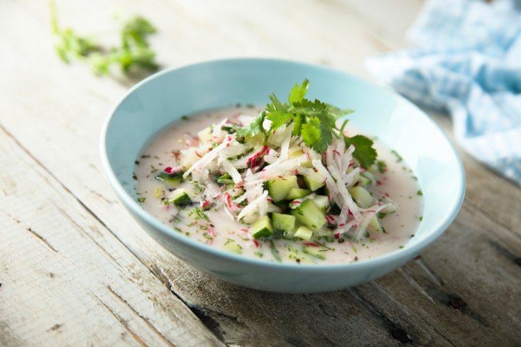 Okroshka con Ayran y agua mineral