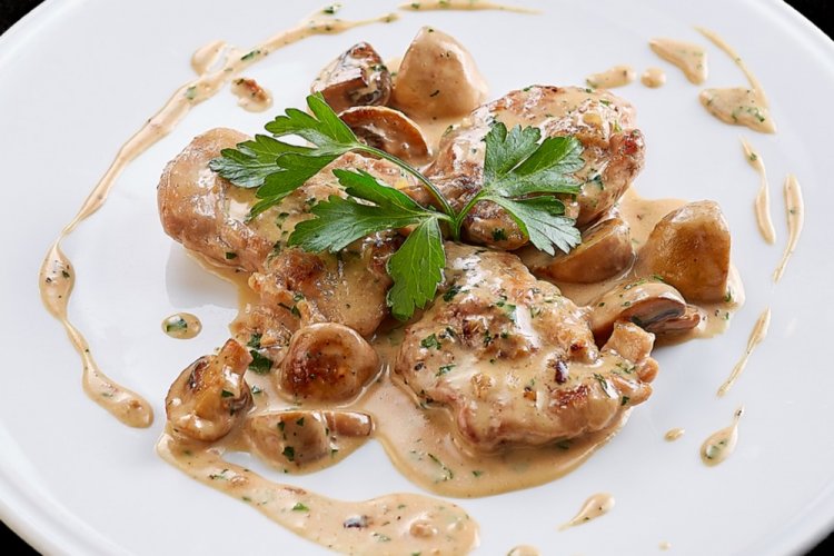 Turkey Medallions with Mushroom Sauce in White Wine