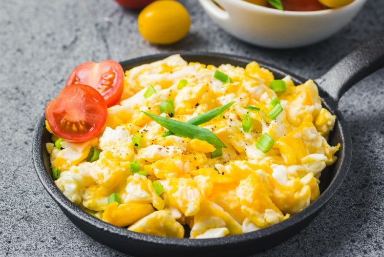 Scrambled Eggs with Sour Cream and Cheese