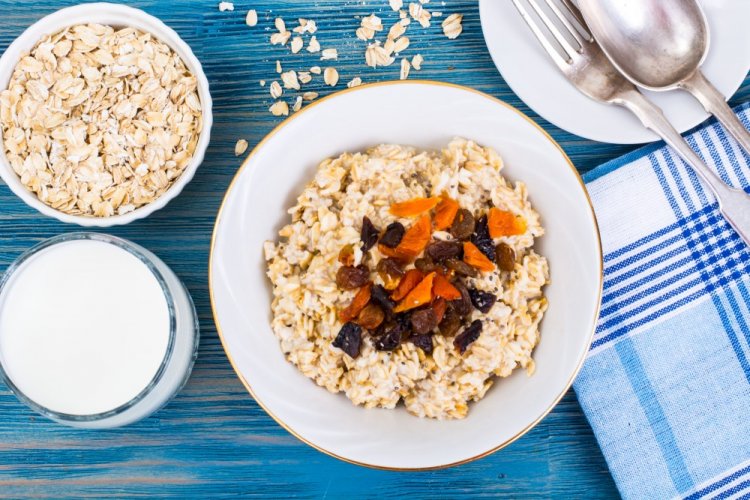 Oatmeal with Nuts and Dried Fruits