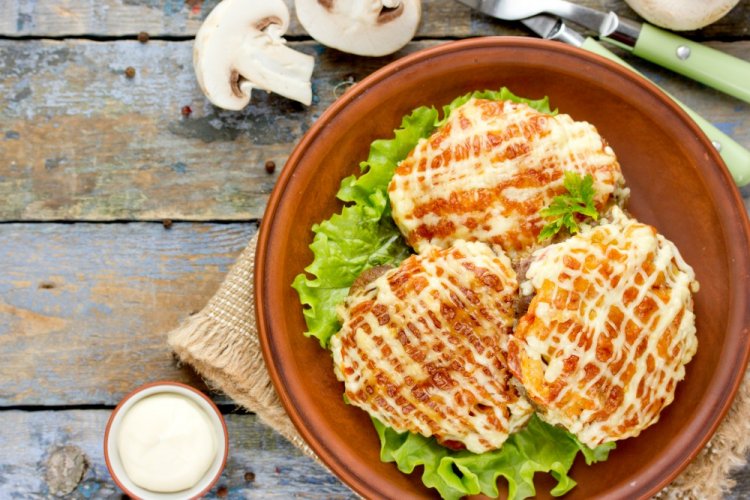 Chicken Medallions with Mushrooms and Cheese