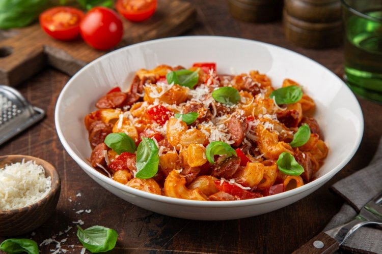 Pasta with Sausages in Tomato Sauce